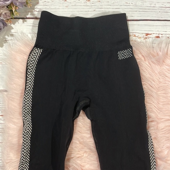 Monreal London Black Hi-tech Seamless High Rise Chevron Stripe Leggings - Picture 10 of 12